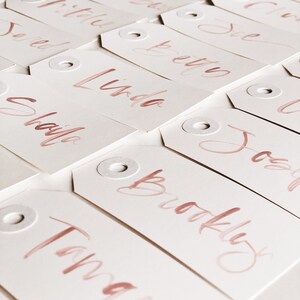 Set van 10 witte kalligrafie cadeaulabel, handgeletterd cadeaulabel, plaatskaart bruiloft, huwelijkscadeaulabel, cadeaulabel vakantie, kerstcadeaulabel