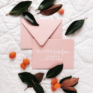 BLUSH-envelop Kalligrafieadressering, handgeletterde envelop, trouwenveloppen, blozen briefpapier, rozenenveloppen
