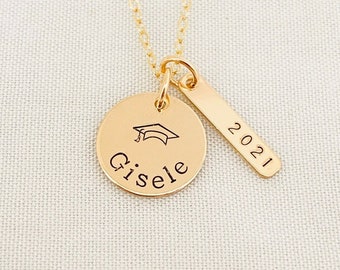 Aangepaste afstudeer cap ketting, middelbare school grads gift, klas van 2022, einde van de universiteit cadeau, cadeau voor haar, naam ketting, senior afstuderen