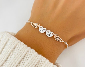 Doppel Initialen Flügel Armband, Mutter der Engel Geschenk, Verlust der Mutter Geschenk, Totgeborener Schmuck, Erinnerungsgeschenk, Beileid Geschenk, Mama und Papa Verlust