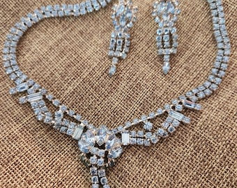 IJsblauwe strassketting en vintage set Demi Parure-oorbellen met schroefsluiting