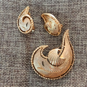Gold Tone Spiral Vintage Clip-On Earrings and Brooch Pin Demi Parure Set