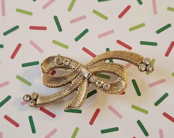 Rosettformad strass- och guldfärgad vintagebroschnål