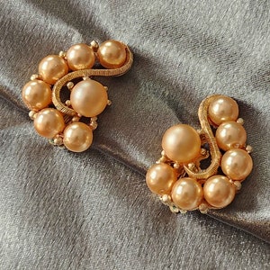 Pfirsich und Gold Ton gebogene Faux Perle Vintage Ohrclips