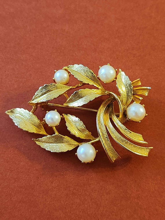 Belle Broche Vintage Lisner En Forme De Feuilles Et Baies, En Lucite - Ancienne, Pleine De Charme !