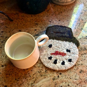 Snowy mug mat rug hooking pattern