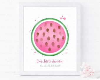 Könnte beinhalten: Ein druckbares Schild zum Thema Wassermelone für eine Babyparty oder einen Geburtstag mit dem Text "Our Little Sweetie You Are One In A Melon". Die Wassermelone ist rosa mit grüner Schale und hat 30 Kreise für Fingerabdrücke.