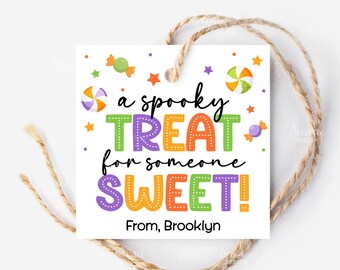 Może przedstawiać: Biała etykieta prezentowa na Halloween z napisem "a spooky TREAT for someone SWEET!" w kolorowych literach. Etykieta jest ozdobiona cukierkami i gwiazdkami i ma sznurek.