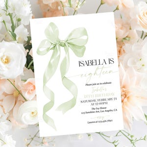 Könnte beinhalten: Eine grüne und weiße Einladung mit einer grünen Schleife und dem Text "ISABELLA IS eighteen" und "Please join us to celebrate Isabellas 18TH BIRTHDAY SATURDAY, FEBRUARY 24 AT 12:00PM The Ivy House 123 Sunshine Ave, Los Angeles, CA Lauren at 123-456.7890"