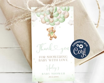 Può includere: Etichetta di ringraziamento con palloncini verdi e beige e un orsacchiotto che tiene un cuore. L'etichetta dice "Grazie per aver coccolato il bambino con amore, Baby Shower di Hailey 28.12.2094".