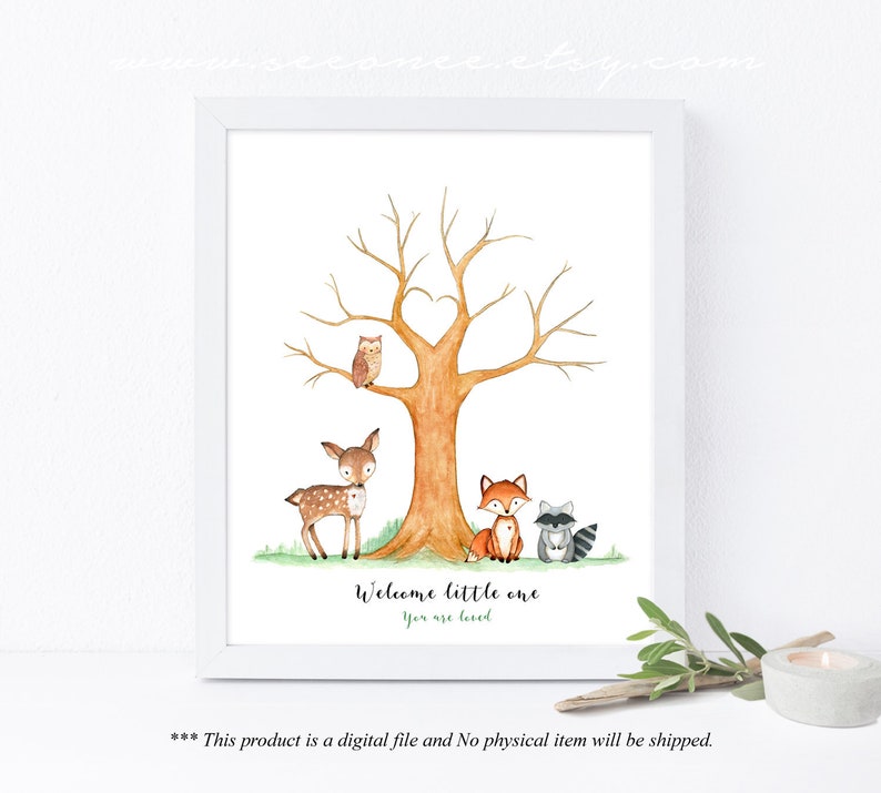 Puede incluir: Un libro de visitas imprimible con tem&aacute;tica de bosque para un baby shower con un &aacute;rbol, un ciervo, un zorro, un mapache y un b&uacute;ho. El texto dice "Bienvenido peque&ntilde;o, Eres amado".