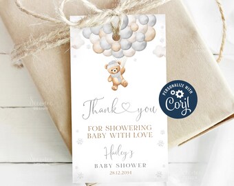 Puede incluir: Una etiqueta de agradecimiento blanca con un oso de peluche marrón que sostiene globos. La etiqueta dice "Gracias por mimar al bebé con amor Hailey's Baby Shower 28.12.2094".