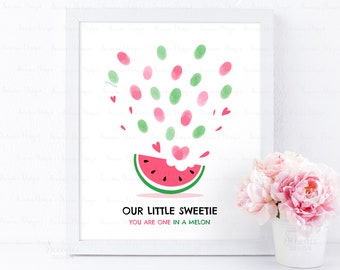 Könnte beinhalten: Ein druckbares Gästebuch für eine Babyparty zum Thema Wassermelone mit dem Text "Our Little Sweetie You Are One In A Melon". Gäste können ihre Fingerabdrücke in rosa und grüner Farbe hinterlassen, um ein einzigartiges Andenken zu schaffen.