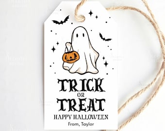 Puede incluir: Una etiqueta de regalo blanca de Halloween con un fantasma de dibujos animados sosteniendo una calabaza. La etiqueta tiene las palabras "Trick or Treat" y "Happy Halloween" en negro, con un nombre en la parte inferior. Murciélagos y estrellas negras decoran la parte superior.