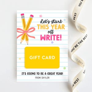 Puede incluir: Una tarjeta de regalo con temática escolar. La tarjeta presenta dos lápices amarillos atados con un lazo rosa, y el texto "Let's start THIS YEAR off WRITE!" en letras coloridas. Un rectángulo amarillo dice "GIFT CARD". La tarjeta está decorada con estrellas y papel rayado.