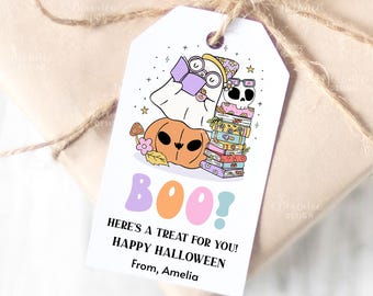 Può includere: Un'etichetta regalo bianca di Halloween con un fantasma dei cartoni animati che legge un libro, una zucca e un teschio. L'etichetta dice "BOO! HERE'S A TREAT FOR YOU! HAPPY HALLOWEEN From, Amelia."