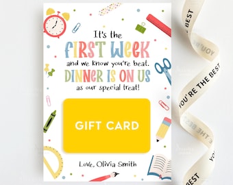 Könnte beinhalten: Eine Geschenkkarte mit einem gelben Rechteck in der Mitte, umgeben von farbenfrohen Illustrationen zum Thema Schule. Der Text lautet "It's the FIRST WEEK and we know you're beat. DINNER IS ON US as our special treat!" und "GIFT CARD". Ein Band mit "YOU'RE THE BEST" befindet sich rechts.