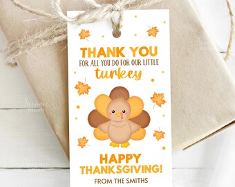 Könnte beinhalten: Ein Thanksgiving-Geschenkanhänger mit einer Cartoon-Truthahn-Illustration. Der Anhänger trägt die Aufschrift "THANK YOU FOR ALL YOU DO FOR OUR LITTLE turkey" und "HAPPY THANKSGIVING!". Der Anhänger ist an einem verpackten Geschenk befestigt.
