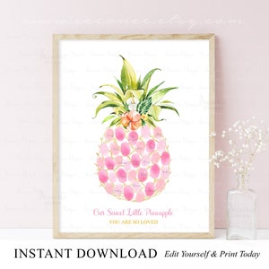 以下が含まれることがあります： ピンクのパイナップルに花柄の装飾が施された水彩イラスト。パイナップルは、ゲストがサインできるピンクの円形に囲まれています。パイナップルの下に「Our Sweet Little Pineapple You Are So Loved」というテキストがあります。