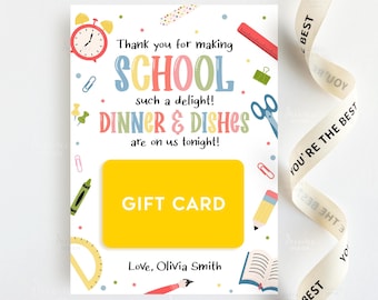 Peut inclure: Une carte-cadeau avec un centre jaune et les mots "GIFT CARD" en blanc. La carte est décorée de graphiques sur le thème de l'école, notamment une horloge, des ciseaux et un crayon. Le texte sur la carte se lit "Thank you for making SCHOOL such a delight! DINNER & DISHES are on us tonight!"