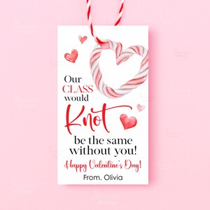 Puede incluir: Una etiqueta de regalo de San Valentín con un diseño de corazón de bastón de caramelo. La etiqueta dice: "Our Class would Knot be the same without you! Happy Valentine's Day! From. Olivia."