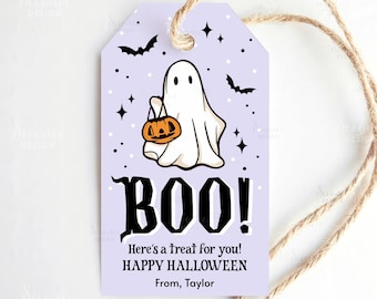 Può includere: Un'etichetta regalo a tema Halloween con sfondo viola chiaro. L'etichetta presenta un fantasma dei cartoni animati che tiene in mano una zucca, con la parola "BOO!" in lettere grandi e in grassetto. Il testo recita "Here's a treat for you! HAPPY HALLOWEEN From, Taylor."