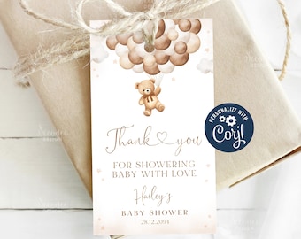 Puede incluir: Una etiqueta de agradecimiento para un baby shower con un oso de peluche marrón que sostiene globos. La etiqueta dice "Gracias por mimar al bebé con amor Hailey's Baby Shower 28.12.2094".
