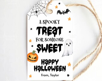 Può includere: Bigliettino regalo bianco di Halloween con ragnatela, pipistrello, stelle, zucca e illustrazioni di fantasmi. Il testo recita "A Spooky Treat For Someone Sweet Happy Halloween" con il nome "Taylor" in basso.