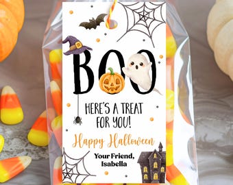 以下が含まれることがあります： ハロウィーンをテーマにしたタグが付いた、キャンディーコーンが詰まった透明なセロハンバッグ。タグには、幽霊、カボチャ、クモのイラストとともに「BOO」と書かれています。タグのテキストは「Here's a treat for you! Happy Halloween」と「Your Friend, Isabella」です。