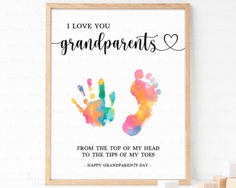 Könnte beinhalten: Gerahmter Druck mit dem Text "I LOVE YOU grandparents" und einem Herz, sowie einem Aquarell-Hand- und Fußabdruck. Der Text "FROM THE TOP OF MY HEAD TO THE TIPS OF MY TOES - HAPPY GRANDPARENTS DAY -" ist ebenfalls enthalten.