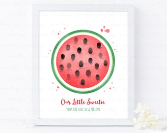 Könnte beinhalten: Ein druckbares Schild zum Thema Wassermelone für eine Babyparty oder einen Geburtstag mit dem Text "Our Little Sweetie You Are One In A Melon". Die Wassermelone ist mit schwarzen Fingerabdrücken illustriert.