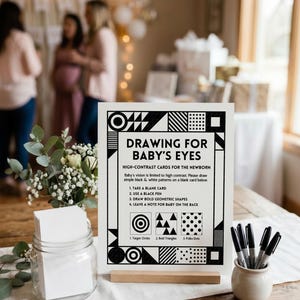 Może przedstawiać: Zestaw trzech ceramicznych kubków z nakrapianym, matowym wykończeniem. Kubki są w odcieniach kremu, jasnoszarym i ciemnoszarym. Każdy kubek ma prosty, minimalistyczny design i zaokrąglony uchwyt.