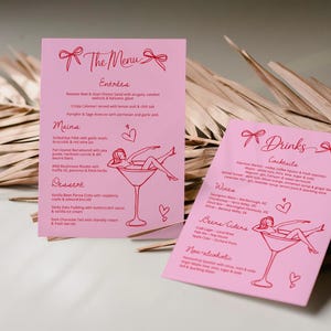 Może przedstawiać: Dwie różowe karty menu z czerwonym tekstem i ilustracjami. Jedna karta głosi "The Menu", a druga "Drinks". Obie karty przedstawiają kobietę w kieliszku do martini. Karty znajdują się na neutralnym tle.