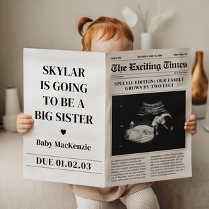 Könnte beinhalten: Ein Kind hält eine Zeitungsanzeige. Die Überschrift lautet "Skylar wird eine große Schwester sein". Die Ankündigung enthält den Babynamen "Baby MacKenzie" und ein Fälligkeitsdatum vom 01.02.03. Die Zeitung zeigt auch ein Ultraschallbild.