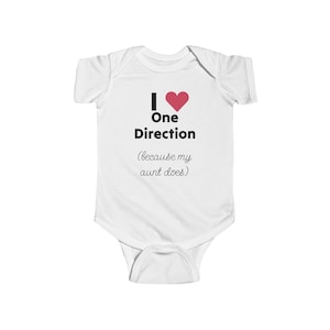 Może przedstawiać: Białe body dla dziecka z napisem "I ❤️ One Direction" w kolorze czarnym i czerwonym sercem. Poniżej znajduje się napis "(because my aunt does)" w ozdobnej czcionce. Body ma krótkie rękawy i zapięcie na zatrzaski.