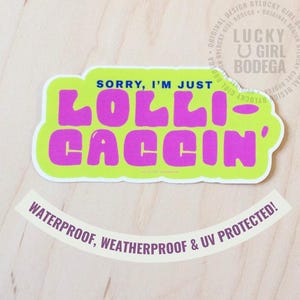 Adhésif pour pare-chocs de Lolligaggin | Sticker néon rigolo en vinyle, lettre bulle rose fuchsia | Cadeau anti-humour | Esthétique maximaliste Slow Girl Summer