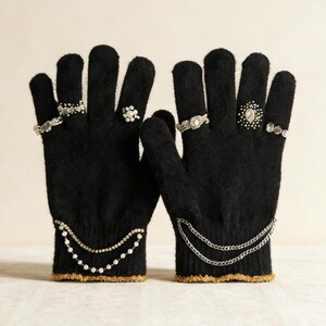 Guantes Bordados Efecto Anillo con Perlas y Cadenas – Guantes Couture de Punto Statement