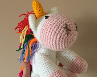 Einhorn gehäkelt : Regenbogen Mähne aus Acrylgarn gehäkelt