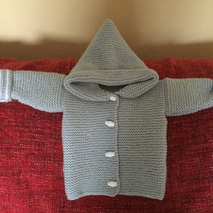 Chaqueta con capucha tejida a mano, chaqueta de punto para bebé, hecha a pedido. imagen 3