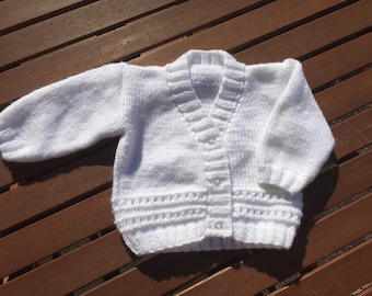 Hand gestrickte Baby Strickjacke mit hübschen Borten Detail.  Auf Bestellung. Baby Geschenk