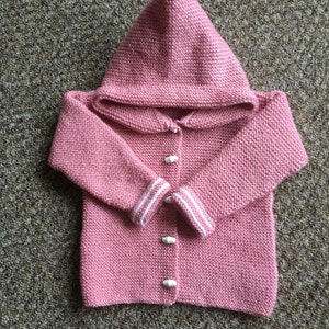 Chaqueta con capucha tejida a mano, chaqueta de punto para bebé, hecha a pedido. imagen 4