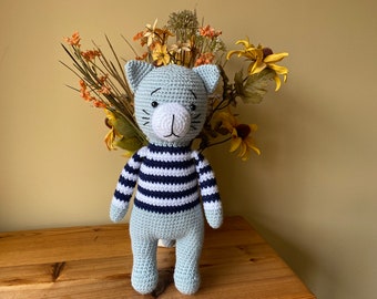 Häkelkatze: Gestreiftes Shirt, Kuscheltier (30 cm), Häkeltier
