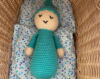 Gehäkelte schlafende Babypuppe: Handgemachtes Spielzeug aus Acrylwolle