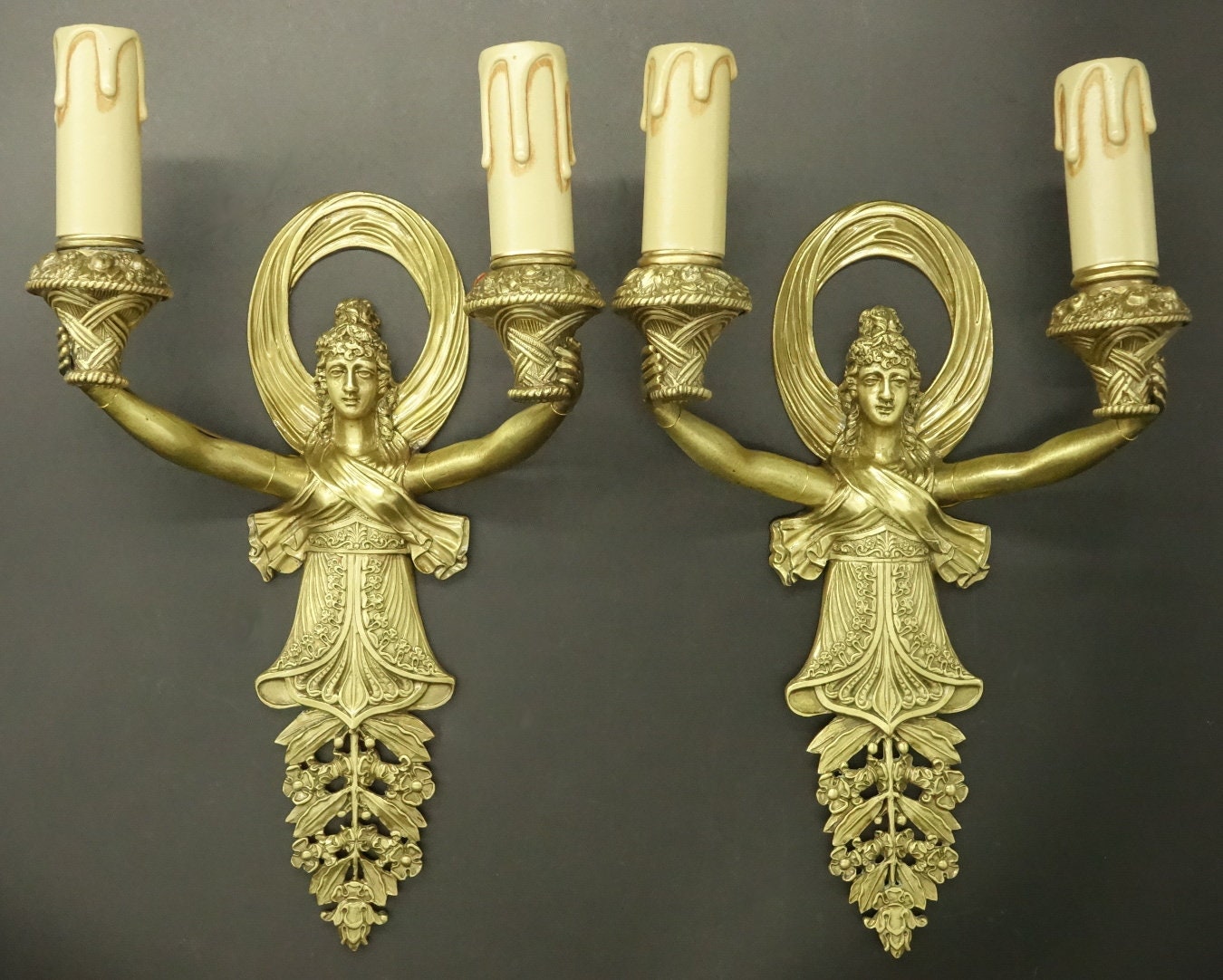 Paire d'appliques à Femme Canéphore, Style Empire Début 1900 - Bronze