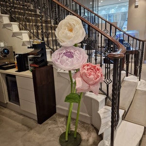 Fiori di carta crespa giganti, grandi fiori di carta, fondale di carta, fiori giganti, decorazioni per feste, fondale per eventi, oggetti di scena per feste,