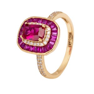 Può includere: Un anello in oro con una pietra centrale rettangolare color rosa intenso taglio a cuscino, circondata da un alone di piccole pietre bianche e un bordo secondario di pietre rosa taglio baguette. Il gambo è tempestato di pietre bianche e reca l'incisione LATETTA.