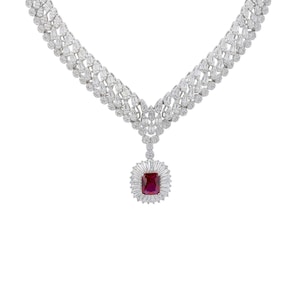 Può includere: Una collana abbagliante con un pendente centrale di rubino a taglio quadrato, circondato da un alone di scintillanti pietre bianche. La catena della collana è composta da più file di pietre più piccole e trasparenti, creando un design lussuoso ed elegante.