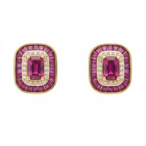 Puede incluir: Un par de pendientes cuadrados dorados. Cada pendiente presenta una piedra central rectangular de color rosa intenso, rodeada por un halo de pequeñas piedras blancas y un borde de piedras rosas. Los pendientes están sobre un fondo blanco.