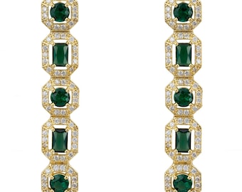 Pendientes de oro Whistledown con esmeralda asimétrica y halo de circonitas - Latelita (plata de ley 925, 5,7 cm de largo)