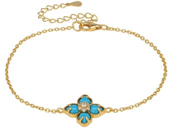 Può includere: Bracciale dorato con design a quadrifoglio. Il quadrifoglio è adornato con pietre color turchese e una pietra centrale trasparente. Il bracciale ha una catena regolabile e una chiusura a moschettone.
